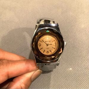 Quartz Statement Piece Watch Stainless Steel Silver tone Bracelet Style Wenda